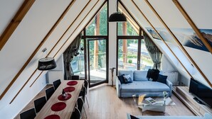 Un loft moderno con comedor, sofá y televisor.