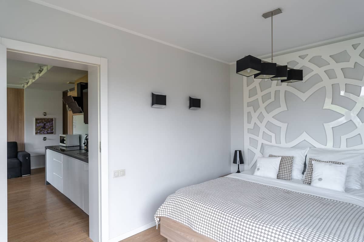 Klassiek appartement, 1 slaapkamer | Privékeuken | Een mini-koelkast, een kookplaat, een vaatwasser