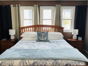 3 bedrooms, iron/ironing board, travel crib, free WiFi - Beautiful waterfront home. 8 min walk to the beach and restaurants private pool. (Indian Rocks Beach)