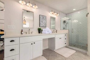 Bathtub, hair dryer, towels - La Vieve Tempe Oasis | Heated Pool + Game Room (Tempe)