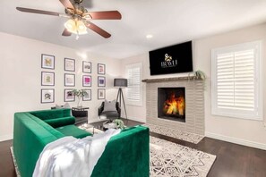 TV, fireplace, offices - La Vieve Tempe Oasis | Heated Pool + Game Room (Tempe)