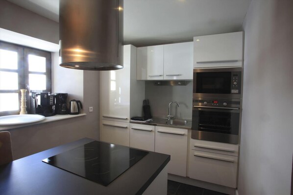 Een koelkast, een microgolfoven, een oven, een vaatwasser