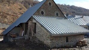 A stone building with a sloped roof, a chimney, and a small porch area. - Ground floor, parking, tv, ski locker, 61m², Valloire (Valloire)