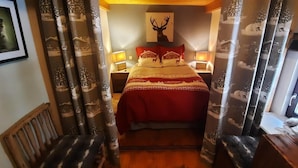 A cozy bedroom with a bed, two bedside tables, and a wall-mounted picture of a deer. - Ground floor, parking, tv, ski locker, 61m², Valloire (Valloire)