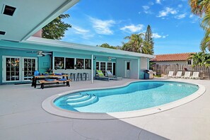 Una piscina al aire libre, una piscina climatizada