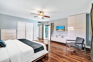 4 bedrooms, desk, iron/ironing board, travel crib - Wonderful 4BR/3BA Villa Pool & Jacuzzi near Beach (Hollywood)