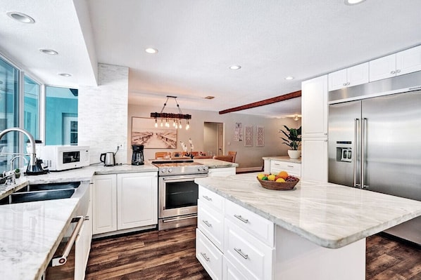 Fridge, microwave, oven, stovetop - Wonderful 4BR/3BA Villa Pool & Jacuzzi near Beach (Hollywood)