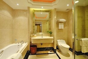 Une salle de bain avec une baignoire, des toilettes et un lavabo.