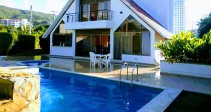 Dream Vacation - Private Pool, Jacuzzi & BBQ