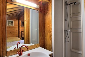 Dusj, hårføner og toalettpapir