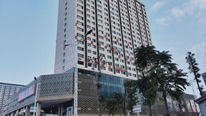 A high-rise building with a modern glass facade and a patterned exterior. - Guang'an Yandu Hotel (Guang'an)