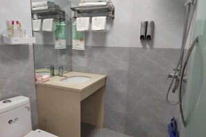 Bany amb rentatge, mirall, barra de tovalloles i plat de dutxa.