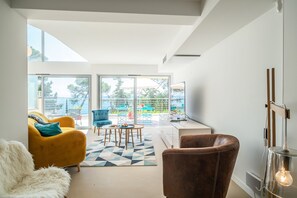 Smart TV, chimenea y impresora 