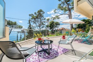 Outdoor dining - Vue Des Anges-Breathless views over Baie des Anges (Nice)