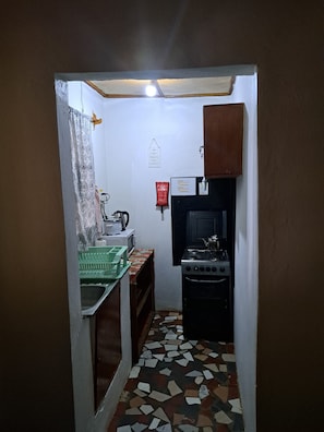 Refrigerador, microondas, horno y tetera eléctrica