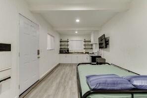 5 bedrooms, desk, iron/ironing board, travel crib