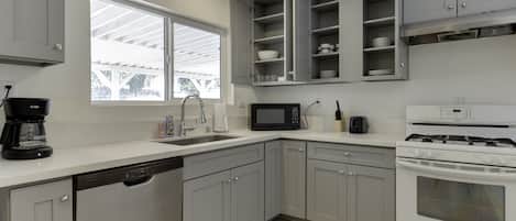 Geladeira, micro-ondas, fogão, cooktop