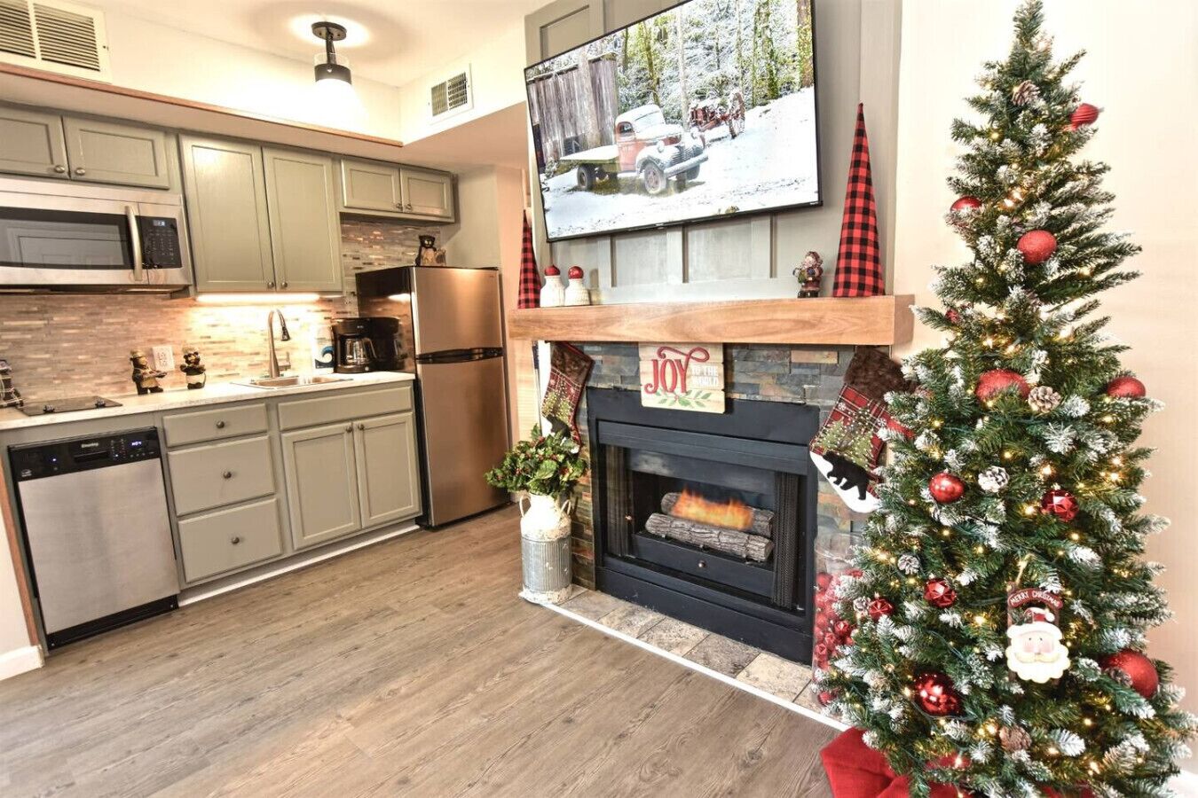 Fridge, stovetop, coffee/tea maker, toaster