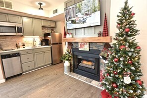 Réfrigérateur, plaque de cuisson, cafetière/bouilloire, grille-pain