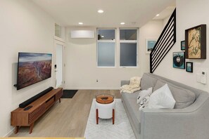 Smart TV - Perch - Metro Malden: Stylish & cozy home w/ rooftop, space needle view (Seattle)