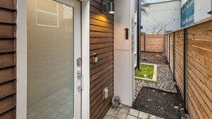 Unclassified image, 5 of 25, button - Stylish & cozy home w/ rooftop, space needle view! (Seattle)