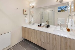 Badewanne, Haartrockner, Handtücher