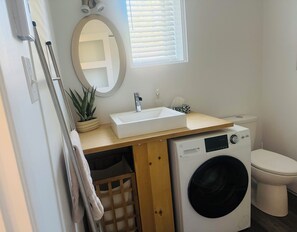 Regadera, secadora de cabello, toallas, papel de baño