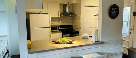 Réfrigérateur, four à micro-ondes, un four, surface de cuisson