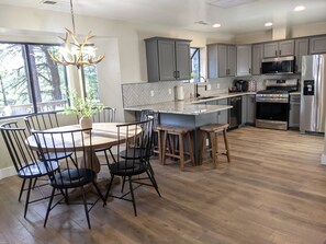 Fridge, microwave, oven, stovetop - Pine Cabin - 1 acre, VIEWS, Nearby Hiking, Deck, BBQ (Flagstaff)