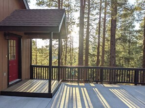 Terrace/patio - 5BR Flagstaff Cabin: 1 Acre, Deck, Games, Trails (Flagstaff)