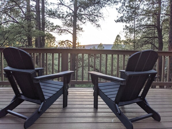 Property grounds - Pine Cabin - 1 acre, VIEWS, Nearby Hiking, Deck, BBQ (Flagstaff)