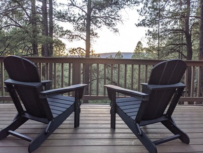 5BR Flagstaff Cabin: 1 Acre, Deck, Games, Trails