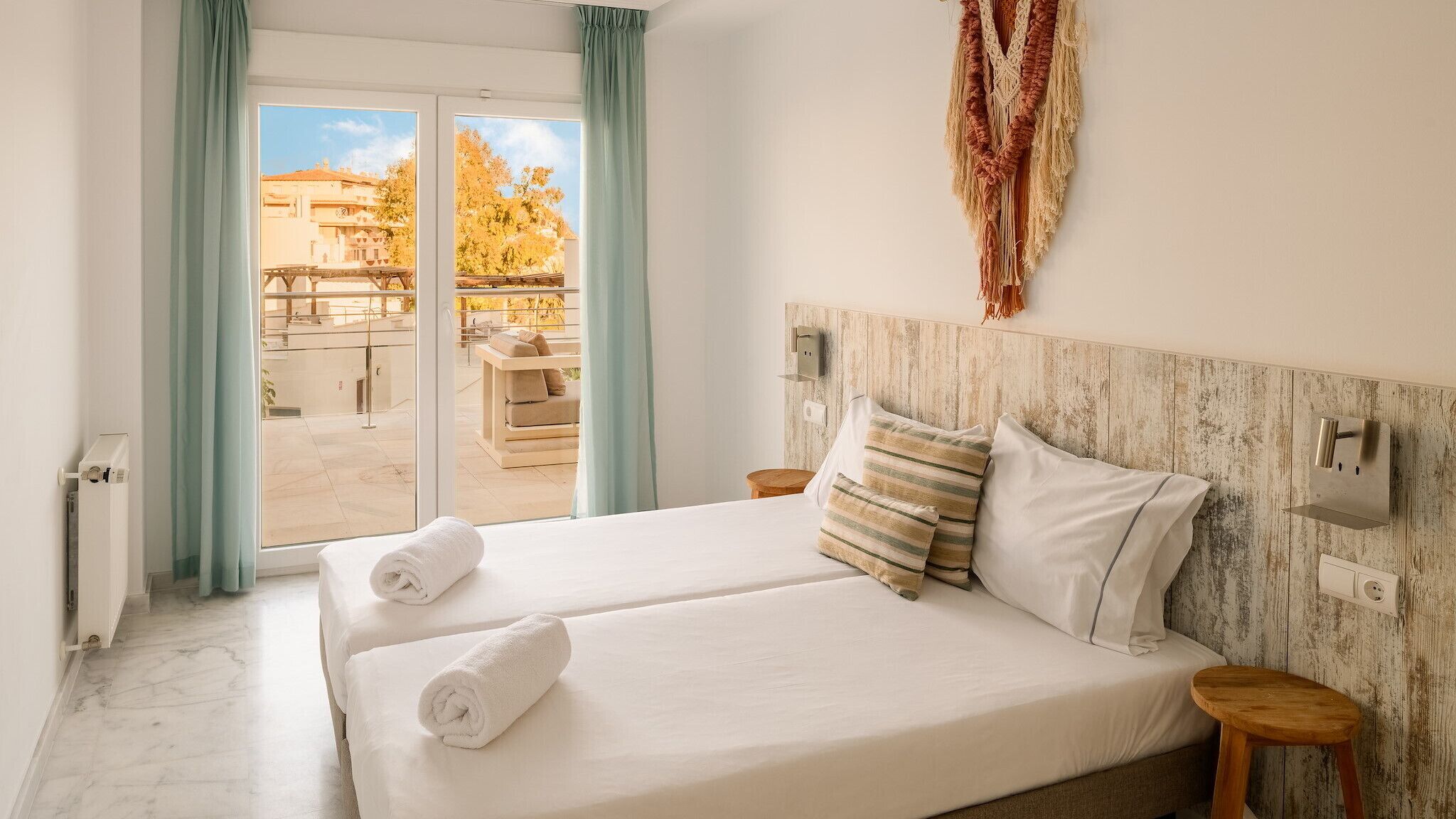 2 chambres, coffres-forts dans les chambres, lit parapluie