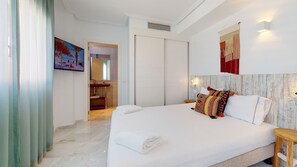 2 chambres, coffres-forts dans les chambres, lit parapluie