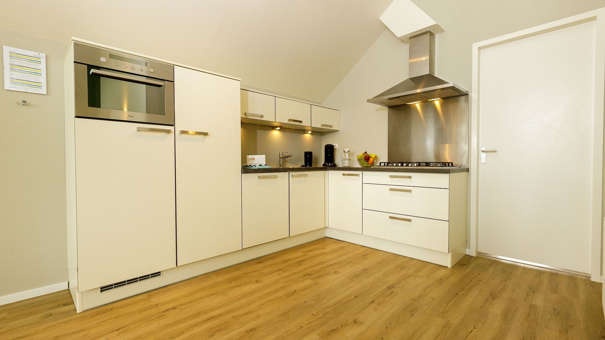 Kjøleskap, ovn, kokeplater og oppvaskmaskin