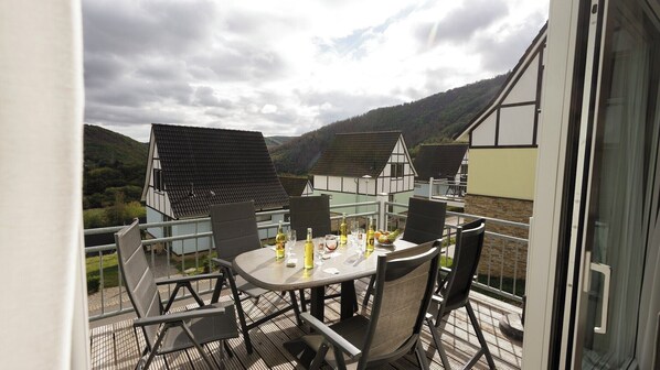 Outdoor dining - Luxury 8-person villa with its own sauna at Dormio Resort Eifeler Tor (Heimbach)