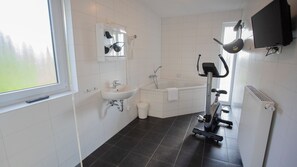 Hair dryer, towels - Villa Obersee extra luxe (Heimbach)