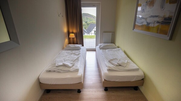6 bedrooms, travel crib, free WiFi, bed sheets - Villa Bodensee comfort (Heimbach)