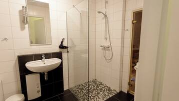 Een haardroger, handdoeken