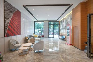 A modern lobby with seating, a reception desk, and a glass door leading outside. - Homeinn Ripple Hotel (Nanning Jiangnan Wanda Plaza Pingxi Classic Gourmet Night Market) (Nanning)