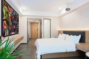 Ein modernes Hotelzimmer mit einem großen Bett, einem Nachttisch, einem Nachtschränkchen, einem großen Kunstwerk an der Wand und einer Tür zu einem anderen Raum.