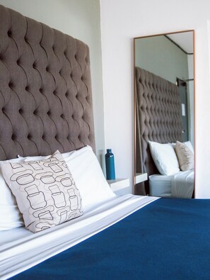 Quarto luxo, 1 cama King | Escrivaninha, espaço de trabalho para notebook, Wi-Fi de cortesia