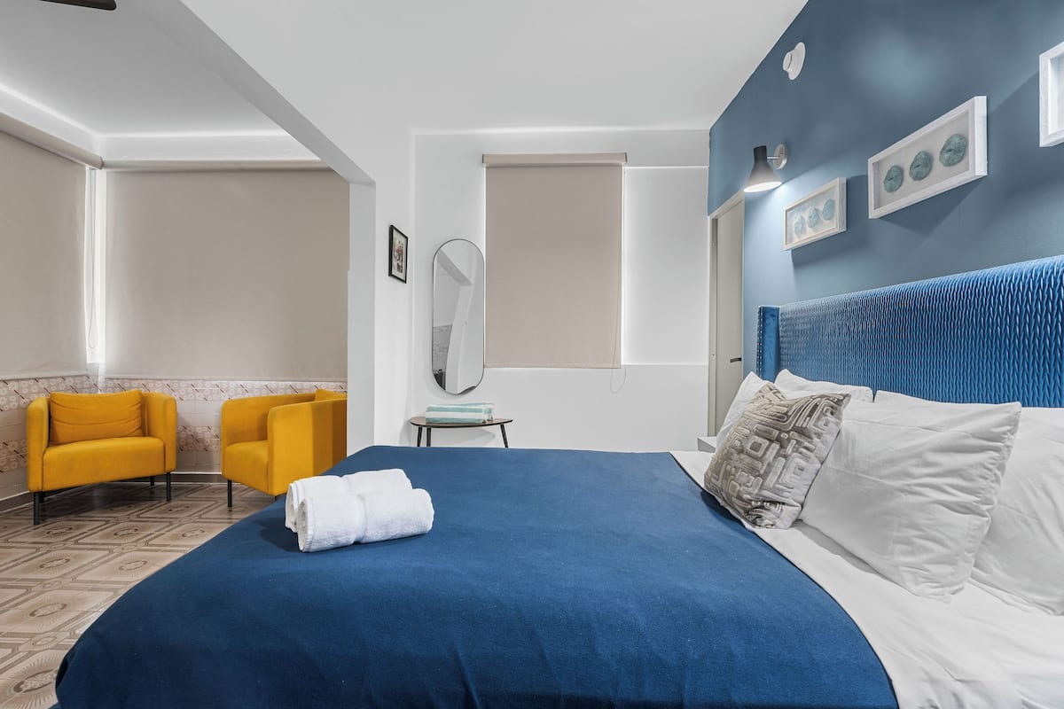 Deluxe Queen Room | Desk, laptop workspace, WiFi (free), bed sheets