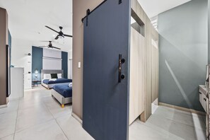 Habitación familiar | Baño | Regadera, toallas, jabón, shampoo