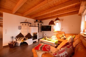 Televisión y chimenea