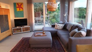 Smart TV, books, stereo
