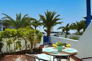 Outdoor dining - House Maresía Las Moreras Duplex with Sea View 1 minute from the seafront promenade  (Playa Blanca)
