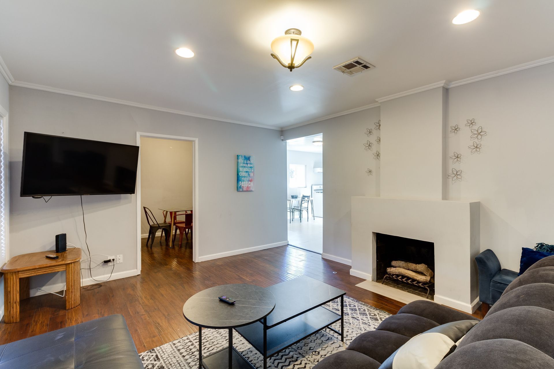 Smart TV, fireplace