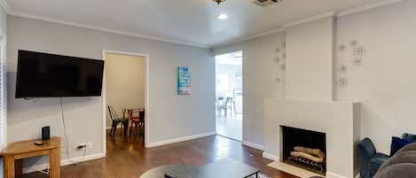 Smart TV, fireplace