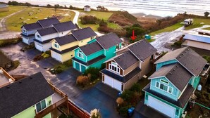 A coastal residential area with houses, a road, and a view of the ocean. - Dune Breeze - Wifi and Hot tub (Pacific Beach)